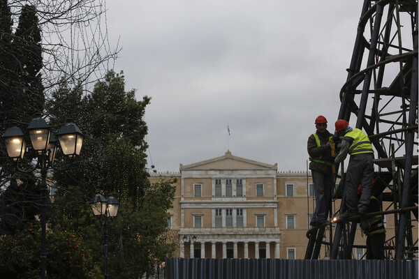 Μια βδομάδα στήνουν το χριστουγεννιάτικο δέντρο στο Σύνταγμα - που μάλλον θα είναι ίδιο με πέρυσι