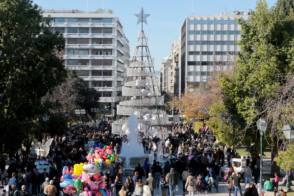 Χιλιάδες Αθηναίοι στο κέντρο λίγο πριν τα Χριστούγεννα - Λαοθάλασσα στην Ερμού