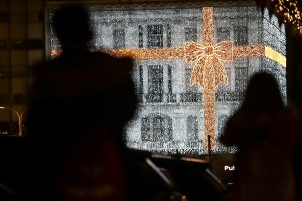 Η Χριστουγεννιάτικη ατμόσφαιρα στο κέντρο της Αθήνας - Δρόμοι, πλατείες και καταστήματα γέμισαν λαμπιόνια