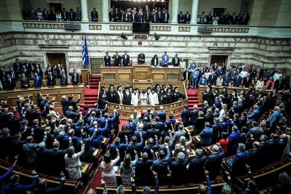 Η ορκωμοσία στη Βουλή: Χαμόγελα, αγκαλιές και αφίξεις των 300 βουλευτών - ΦΩΤΟΡΕΠΟΡΤΑΖ