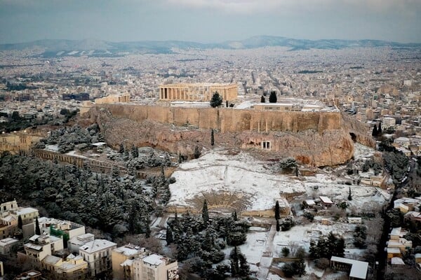 Χιονισμένη η Ακρόπολη- Εντυπωσιακές αεροφωτογραφίες της Αθήνας στα λευκά