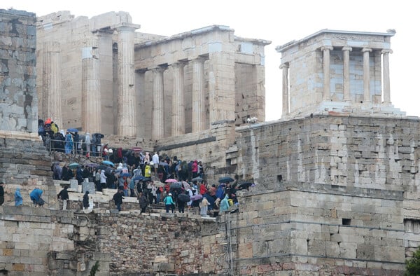 Έκλεισε η Ακρόπολη για λόγους ασφαλείας - Τέσσερις οι τραυματίες από τον κεραυνό