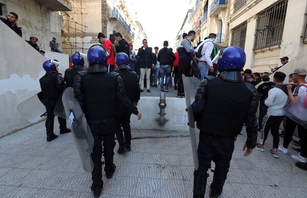 Στους δρόμους οι Αλγερινοί φοιτητές κατά του προέδρου Μπουτεφλίκα