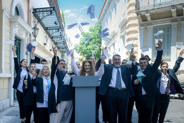 «Εκκλησιάζουσες - Η λαϊκή οπερέτα» από τον Σταμάτη Κραουνάκη και τη Μαριάννα Κάλμπαρη στο Ηρώδειο