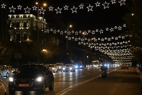 Η Χριστουγεννιάτικη ατμόσφαιρα στο κέντρο της Αθήνας - Δρόμοι, πλατείες και καταστήματα γέμισαν λαμπιόνια