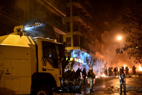 Εικόνες σύρραξης στα Εξάρχεια - Ο Αίαντας διέλυσε οδοφράγματα και ρίχνει νερό