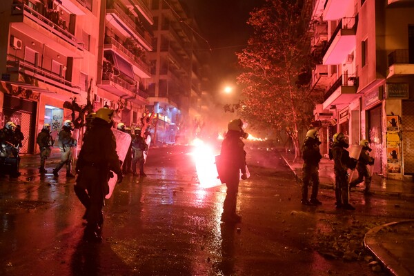 Εικόνες σύρραξης στα Εξάρχεια - Ο Αίαντας διέλυσε οδοφράγματα και ρίχνει νερό