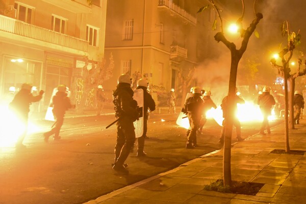 Εικόνες σύρραξης στα Εξάρχεια - Ο Αίαντας διέλυσε οδοφράγματα και ρίχνει νερό