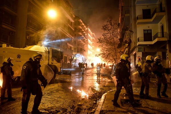 Εικόνες σύρραξης στα Εξάρχεια - Ο Αίαντας διέλυσε οδοφράγματα και ρίχνει νερό