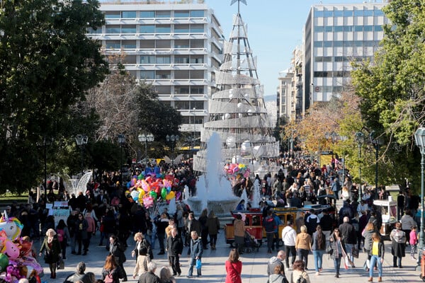 Χιλιάδες Αθηναίοι στο κέντρο λίγο πριν τα Χριστούγεννα - Λαοθάλασσα στην Ερμού