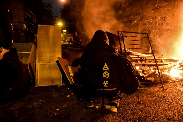 Εικόνες σύρραξης στα Εξάρχεια - Ο Αίαντας διέλυσε οδοφράγματα και ρίχνει νερό