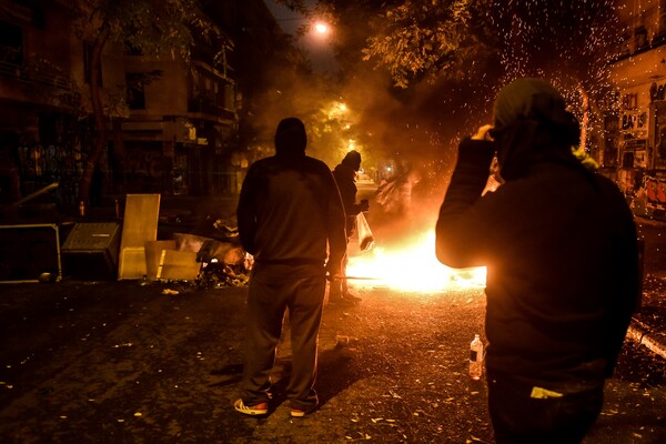 Εικόνες σύρραξης στα Εξάρχεια - Ο Αίαντας διέλυσε οδοφράγματα και ρίχνει νερό