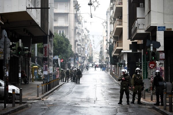 Επίθεση με μολότοφ εναντίον διμοιρίας των ΜΑΤ στα Εξάρχεια