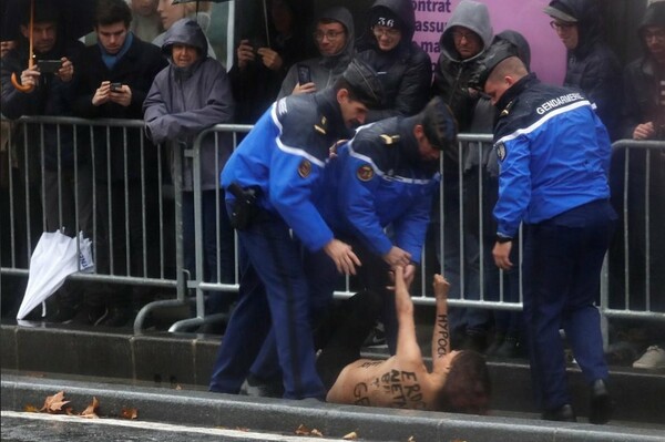 Οι Femen «χτύπησαν» κατά Τραμπ στο Παρίσι και κλείνουν 10 χρόνια δράσης