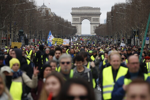 Κίτρινα Γιλέκα: 40.000 διαδηλωτές σε όλη τη Γαλλία - Επεισόδια σε αρκετές πόλεις