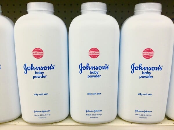 Johnson & Johnson: Αποζημίωση μαμούθ σε καρκινοπαθή που χρησιμοποιούσε το ταλκ της