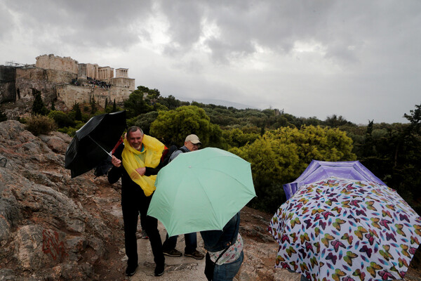 Κακοκαιρία με βροχές και καταιγίδες σε όλη τη χώρα