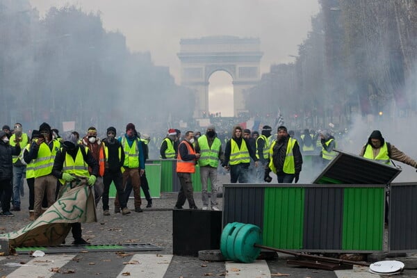 Barricades. Το Παρίσι ξέρει από οδοφράγματα.