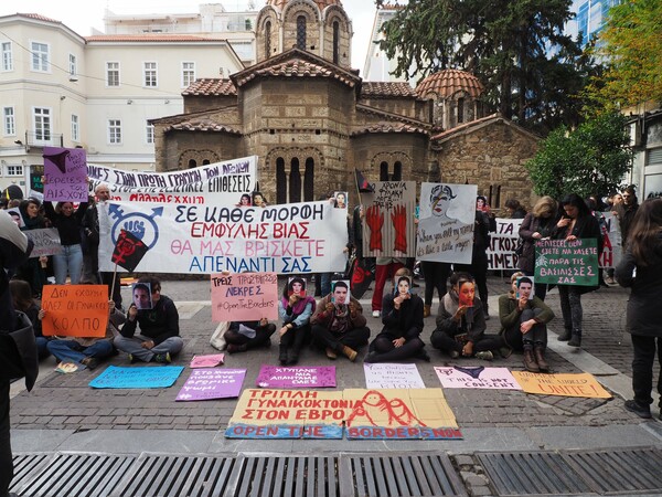 Πορεία κατά του σεξισμού και του ρατσισμού - Οι διαδηλωτές με μάσκες του Ζακ Κωστόπουλου έξω από το κοσμηματοπωλείο