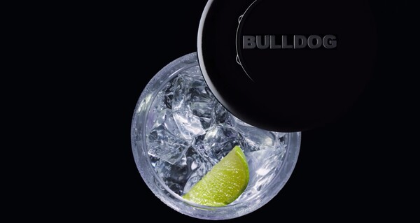 Coca-Cola Τρία Έψιλον: Το Bulldog Gin επιστρέφει με ανανεωμένο, σύγχρονο και πιο τολμηρό χαρακτήρα