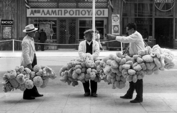 Όταν στους δρόμους της Αθήνας τριγυρνούσαν πωλητές σφουγγαριών