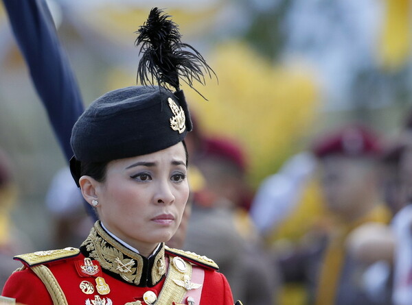Σουτίντα Βατζιραλονγκόρν: Aπό αεροσυνοδός και σωματοφύλακας, βασίλισσα της Ταϊλάνδης