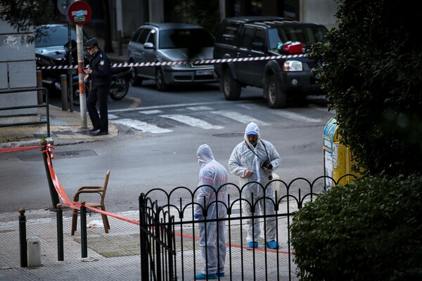 Φωτογραφίες από το σημείο όπου σημειώθηκε η έκρηξη στο Κολωνάκι, στον Άγιο Διονύσιο