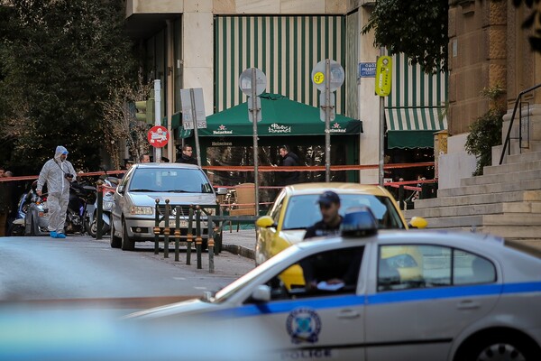 Φωτογραφίες από το σημείο όπου σημειώθηκε η έκρηξη στο Κολωνάκι, στον Άγιο Διονύσιο