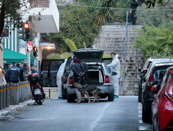 Φωτογραφίες από το σημείο όπου σημειώθηκε η έκρηξη στο Κολωνάκι, στον Άγιο Διονύσιο