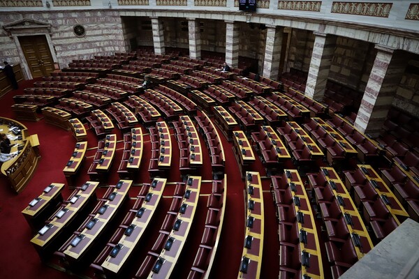 Θύελλα αντιδράσεων στη Βουλή για τις τροπολογίες - Αποχώρησαν ΚΚΕ και Ποτάμι