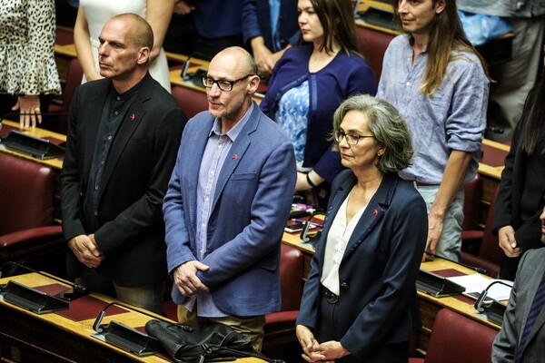 Τώρα μέσα στη Βουλή - Φωτογραφίες από τα παραλειπόμενα στην Ολομέλεια