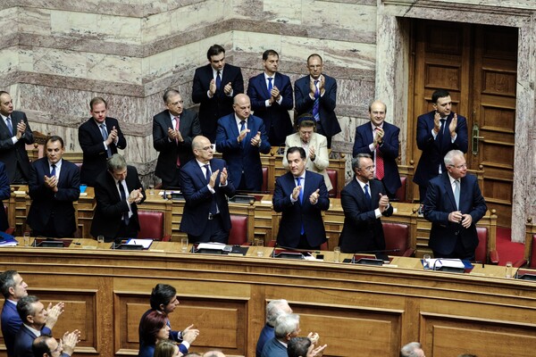 Τώρα μέσα στη Βουλή - Φωτογραφίες από τα παραλειπόμενα στην Ολομέλεια