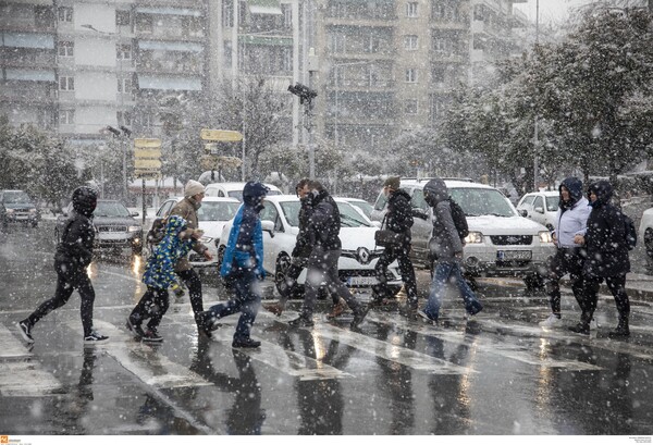 Η Θεσσαλονίκη απολαμβάνει το χιόνι - Φωτογραφίες από το λευκό τοπίο στο κέντρο της πόλης