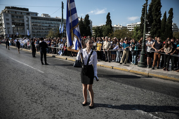 Πλήθος κόσμου στην μαθητική παρέλαση της Αθήνας για την 28η Οκτωβρίου