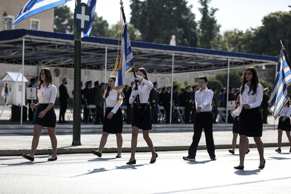 Πλήθος κόσμου στην μαθητική παρέλαση της Αθήνας για την 28η Οκτωβρίου