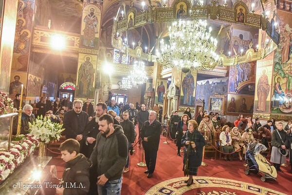 Κορωνοϊός: Να τι έγινε σήμερα στις εκκλησίες που επιμένουν να είναι ανοιχτές - Ηλικιωμένοι και παιδιά μεταλαβαίνουν