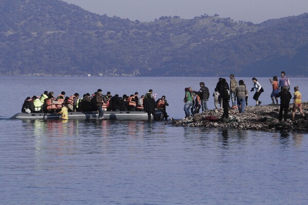 Τρεις βάρκες με 116 πρόσφυγες και μετανάστες εντοπίστηκαν στο Αιγαίο τα ξημερώματα