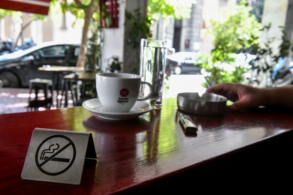 Αντιδράσεις για τον αντικαπνιστικό νόμο - Ζητούν ειδικούς χώρους καπνιστών και διάκριση καταστημάτων