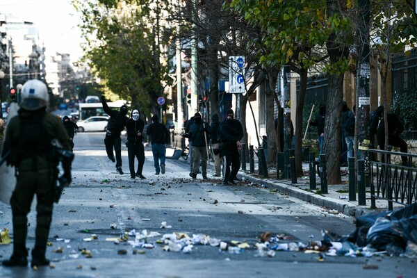 Τα ΜΑΤ μπήκαν στην ΑΣΟΕΕ - Πέντε προσαγωγές