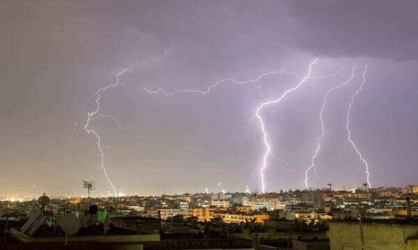 Ισχυρή καταιγίδα με χαλάζι στην Αθήνα - Κεραυνοί και έντονα φαινόμενα