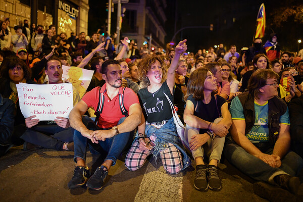 Μια φιτιλιά χρειαζόταν για να ξαναπάρει φωτιά το μέτωπο της καταλανικής Ανεξαρτησίας