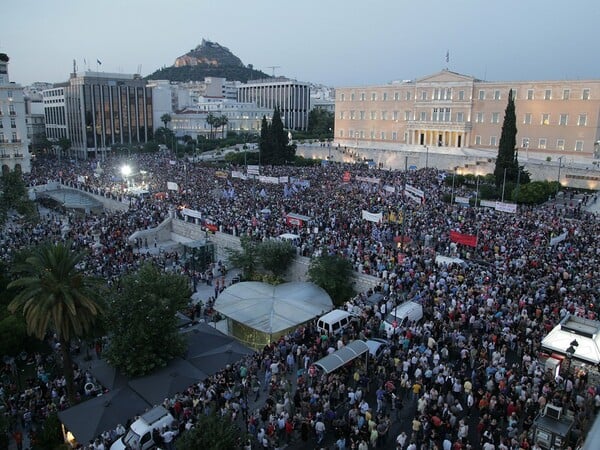 Ο Γιώργος Αυγερόπουλος, αυτόπτης μάρτυς στα παρασκήνια της κρίσης, μιλά για το νέο, εκρηκτικό φιλμ του