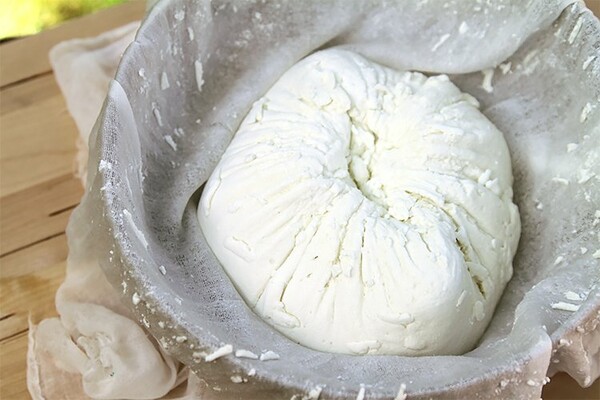 Σπιτικό τυρί, λικέρ, προζύμι: Πώς να τα φτιάξετε εύκολα, με υλικά που υπάρχουν στο σπίτι