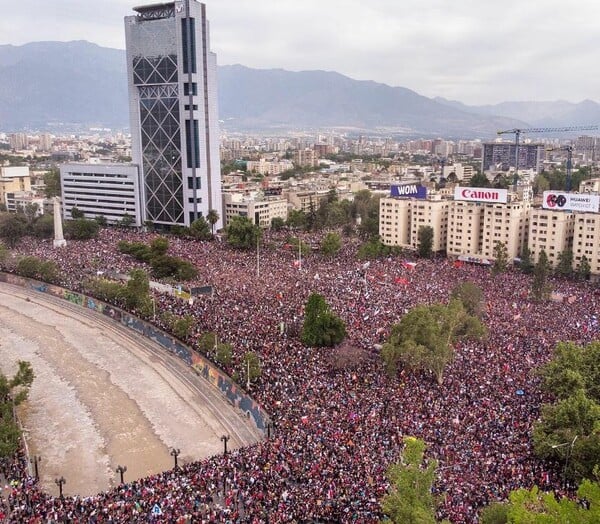 «Ιστορική διαδήλωση» - Ένα εκατομμύριο άνθρωποι στους δρόμους της Χιλής έστειλαν το μήνυμα στην κυβέρνηση