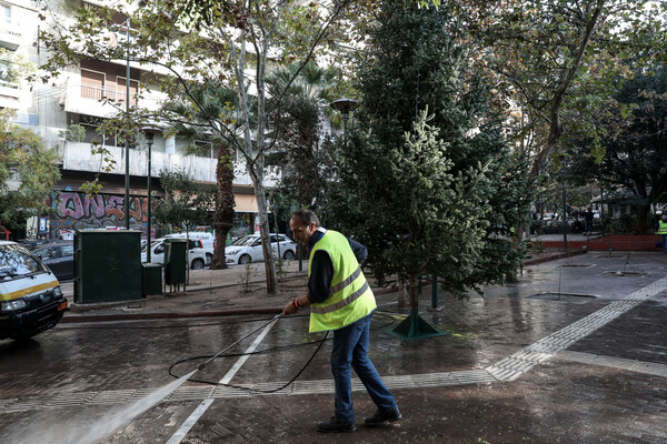 Έστησαν ξανά το χριστουγεννιάτικο δέντρο στα Εξάρχεια