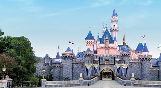 Το μοναδικό φως στη Disneyland που μένει πάντα ανοιχτό - για έναν συγκινητικό λόγο