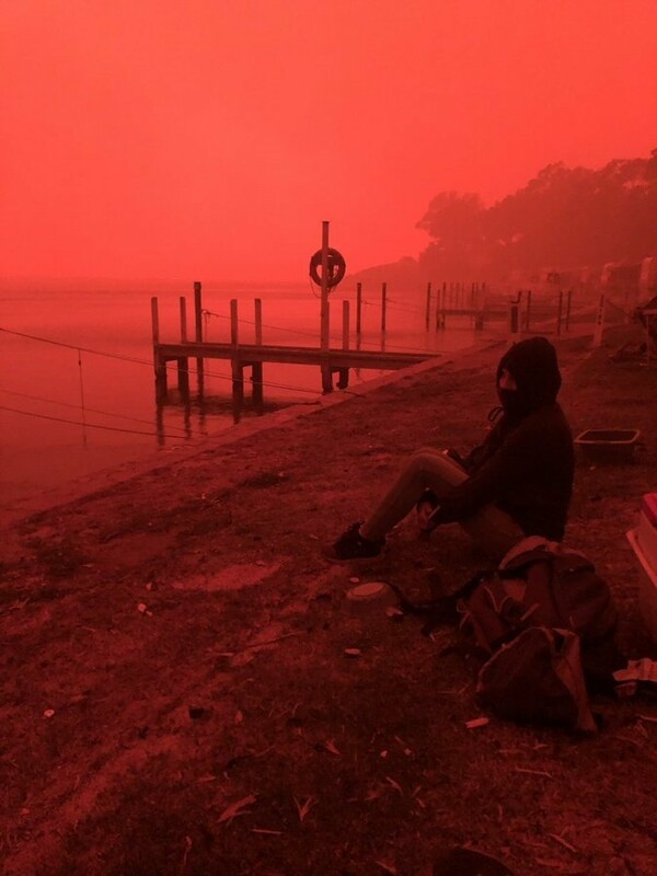 Στη θάλασσα για να σωθούν από τις φλόγες χιλιάδες άνθρωποι στην Αυστραλία - Τρόμος και νεκροί από την πυρκαγιά