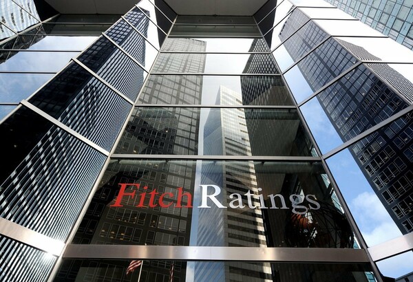 Fitch: Υποβάθμισε σε σταθερή την προοπτική της Ελλάδας- Προβλέπει ύφεση 8,1%