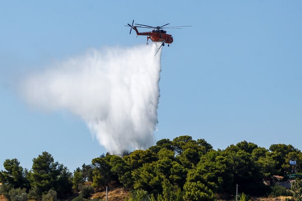 Πέλλα: Μαίνεται από την Κυριακή μεγάλη πυρκαγιά - Σκάνε παλιά βλήματα από τον Β' Παγκόσμιο