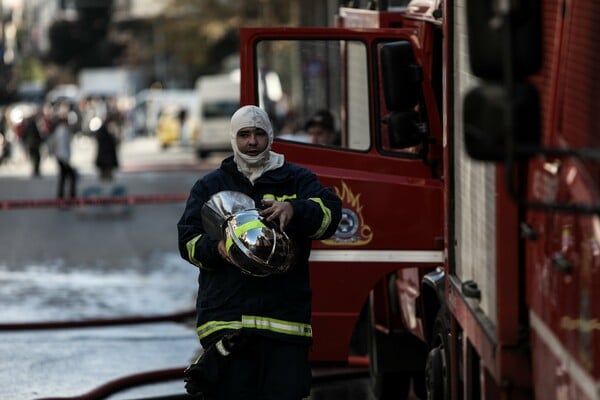 Φωτιά στο κέντρο της Αθήνας - Σε εγκαταλελειμμένο κτίριο